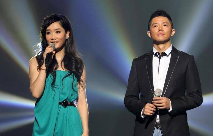 原创龙婷凭借星光大道走红还上过舞台如今又成为街头歌手