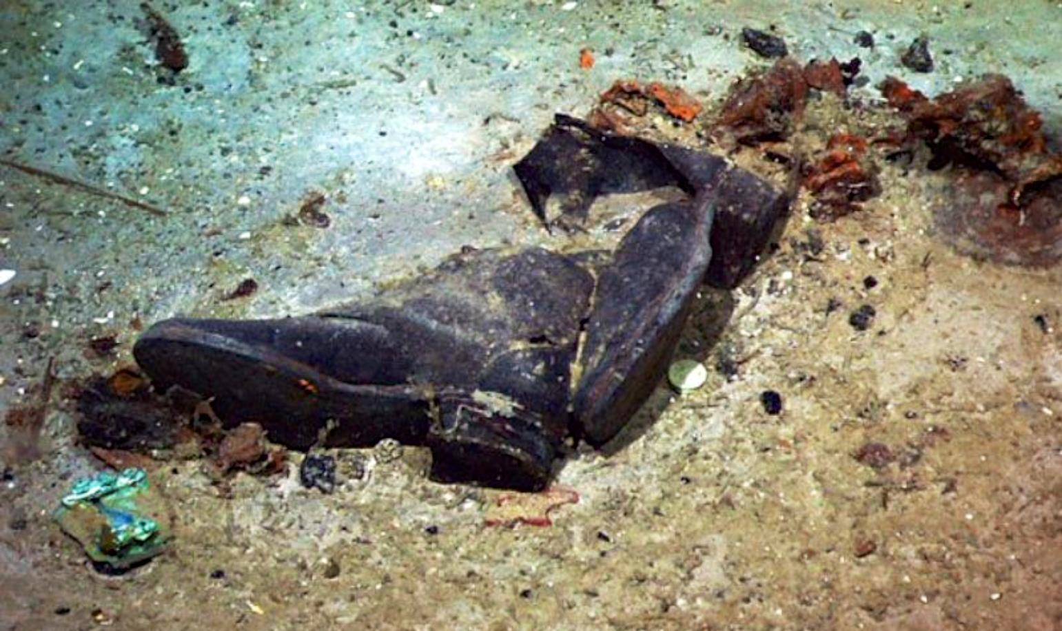 沉入海底80年的泰坦尼克号残骸慢慢被海水腐蚀图7鞋子质量好