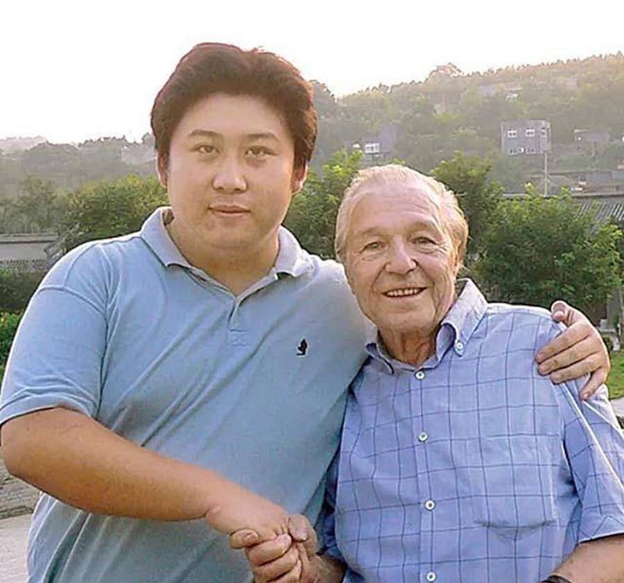 2008年,河南小伙为了报恩,接回瑞士好房东,赡养6年为其送终_汉斯_宋扬