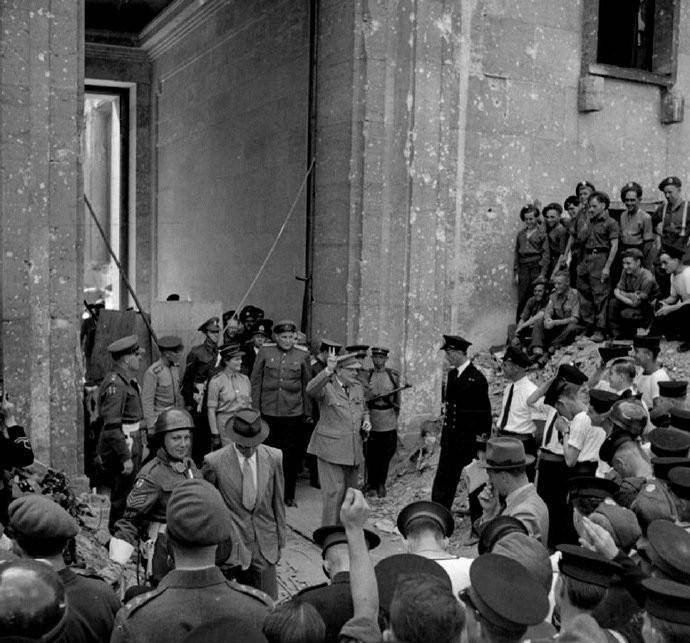 原创德国投降后丘吉尔视察柏林的场景满目疮痍丘吉尔摆出胜利手势