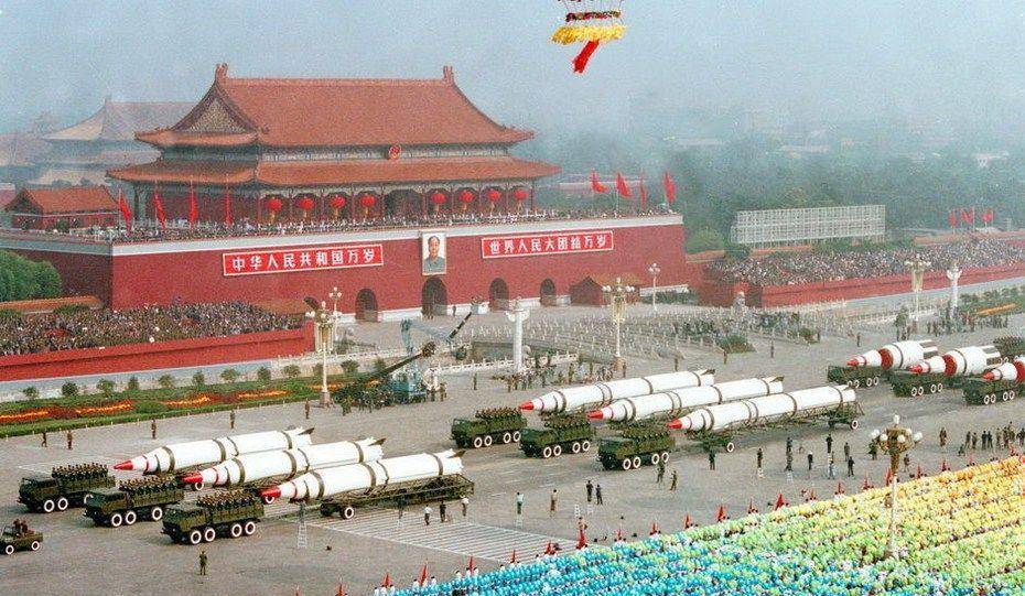 原创直击1984年规模空前大阅兵从战火中走出来的钢铁雄狮杀气纵横