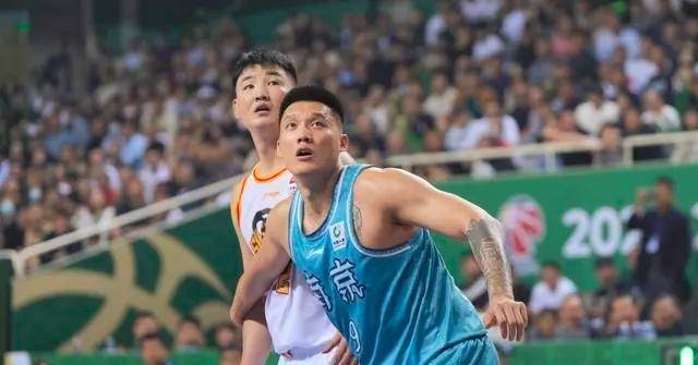 炸掉鲨鱼怒砍13分12篮板6助攻被广东弃用成为全能中锋杜锋酸了