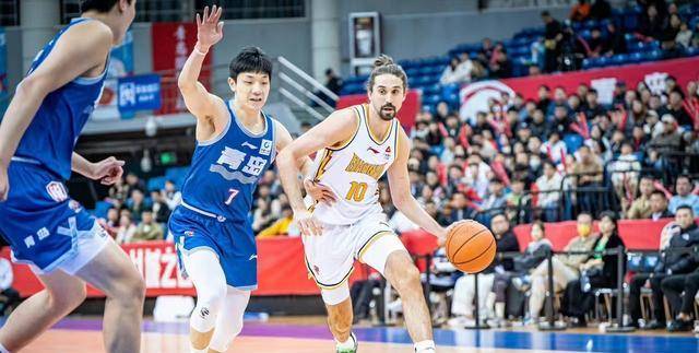 青岛队5人合力狂砍103分逆转战胜山西同曦队入围季后赛前景可期