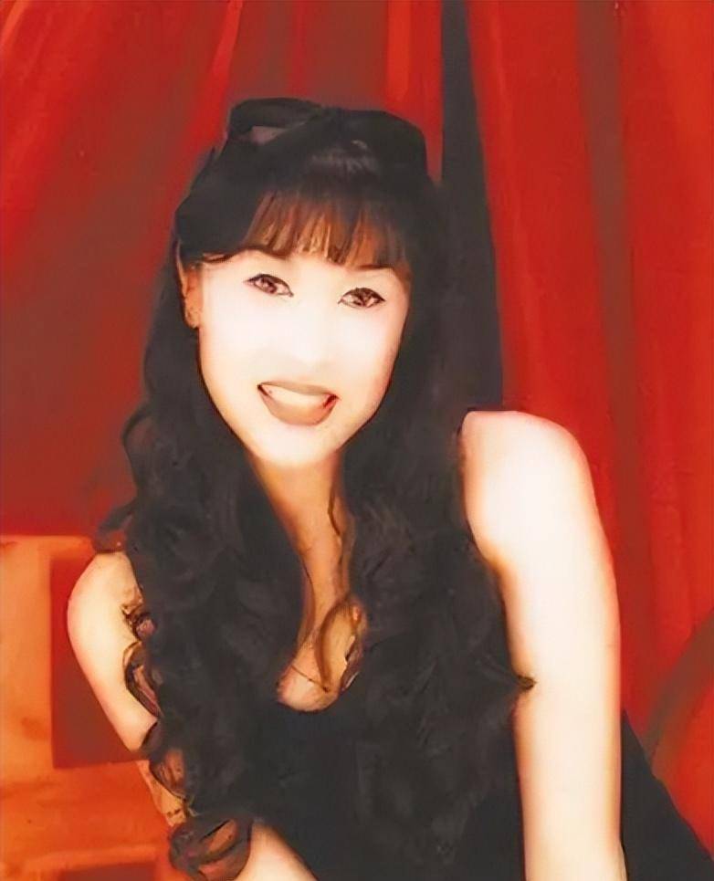 原创我国首位变性人嫁给大他32岁的富商丈夫至死也没拆穿他