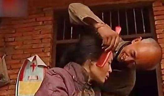 原创1995年重庆19岁女学生120元被卖给55岁老人被关猪圈17年