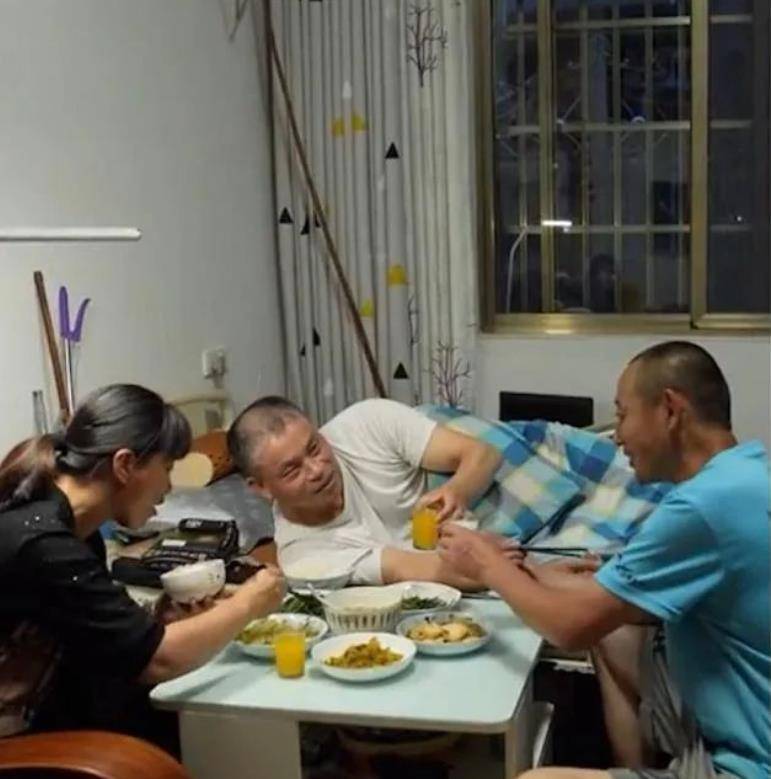带瘫痪前夫改嫁的周玉英:同一屋檐生活16年,两任丈夫成"兄弟"_刘豪瑾