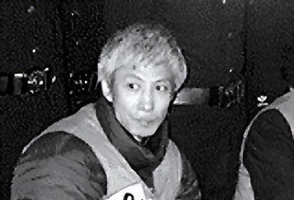 原创2003年刘涌走下法庭表情淡定被押解到殡仪馆抬进死刑执行车