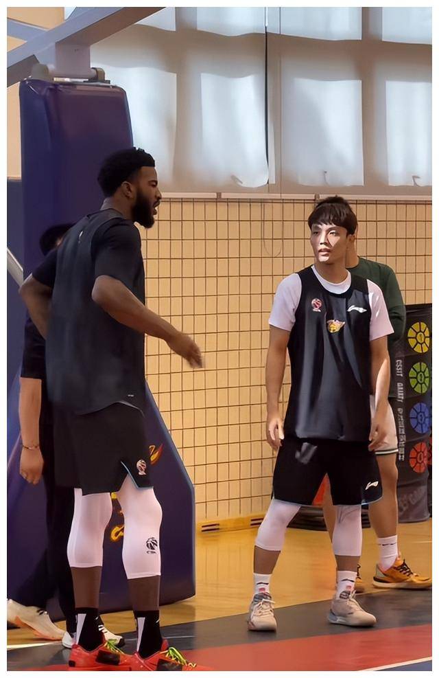 贝尔与宏远互动徐杰杜锋共谋队友配合默契