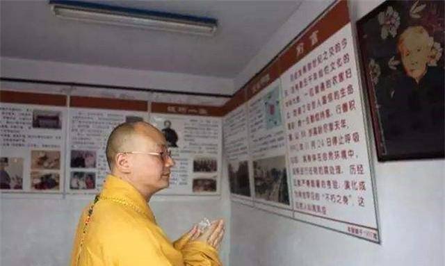 88岁老人去世29年肉身不腐,遗体安放在屋子里,多人前来参观_周凤臣