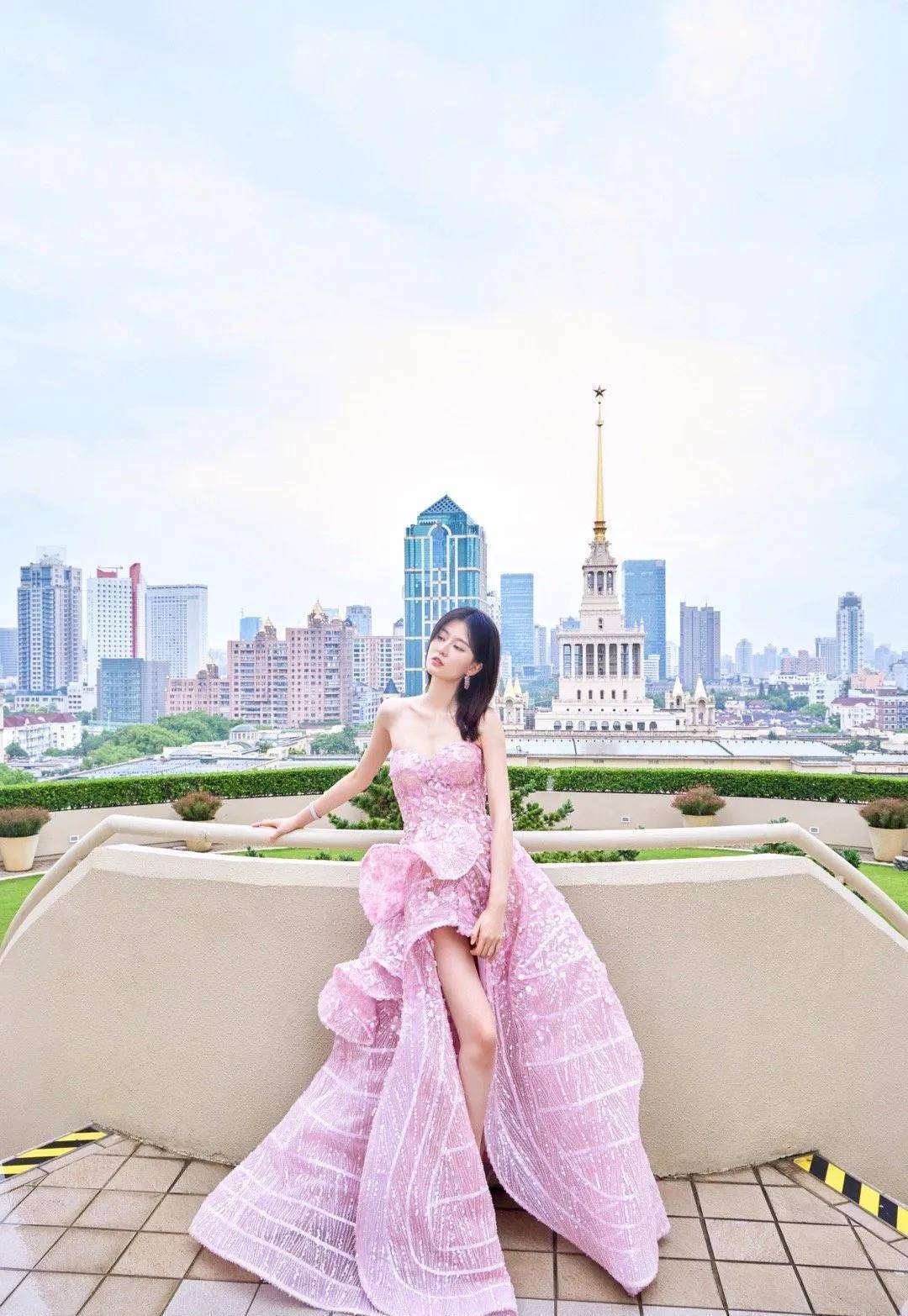 原创白玉兰红毯陶虹孔雀装惊艳毛晓彤站童瑶身边似丫鬟