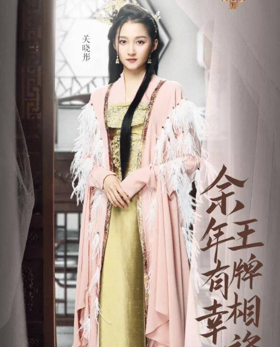 贾玲胖乎乎的样子倒十分适合拿着鸡腿,这样可爱的鸡腿姑娘相信妲己