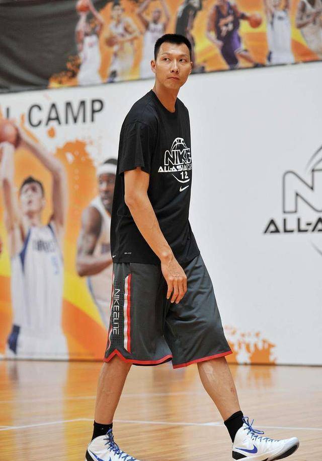 易建联登高尔夫球舞台,展现新风采