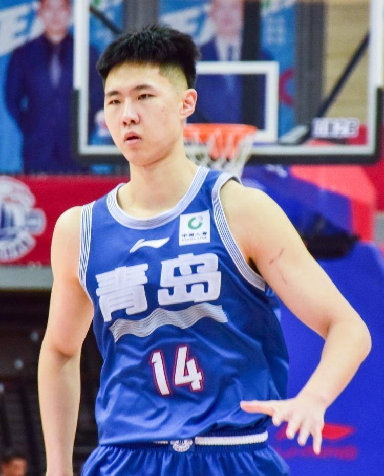 青岛依然依靠赵嘉一的三分球和王锐泽,区俊轩的两罚全中拿下比赛.