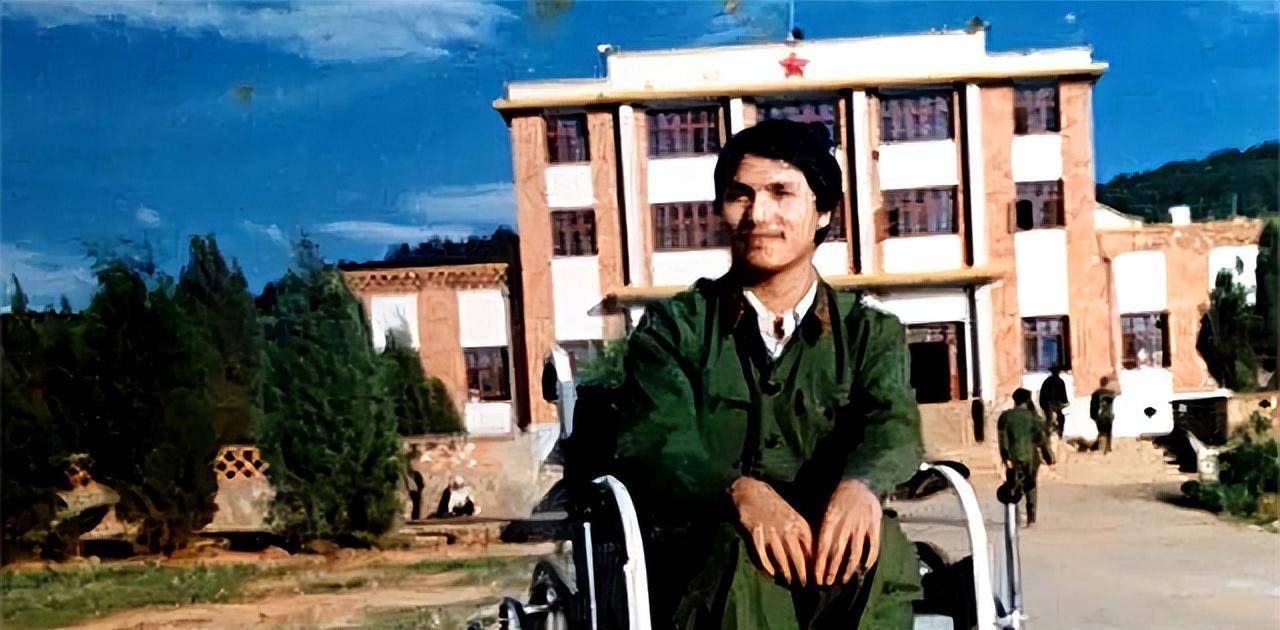 原创1996年国家特级伤残英雄被一保安持枪顶头保安后来下场如何