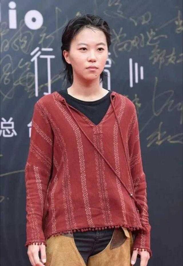 原创王菲大女儿窦靖童好奇葩穿t恤短发发带居然还背3个包包