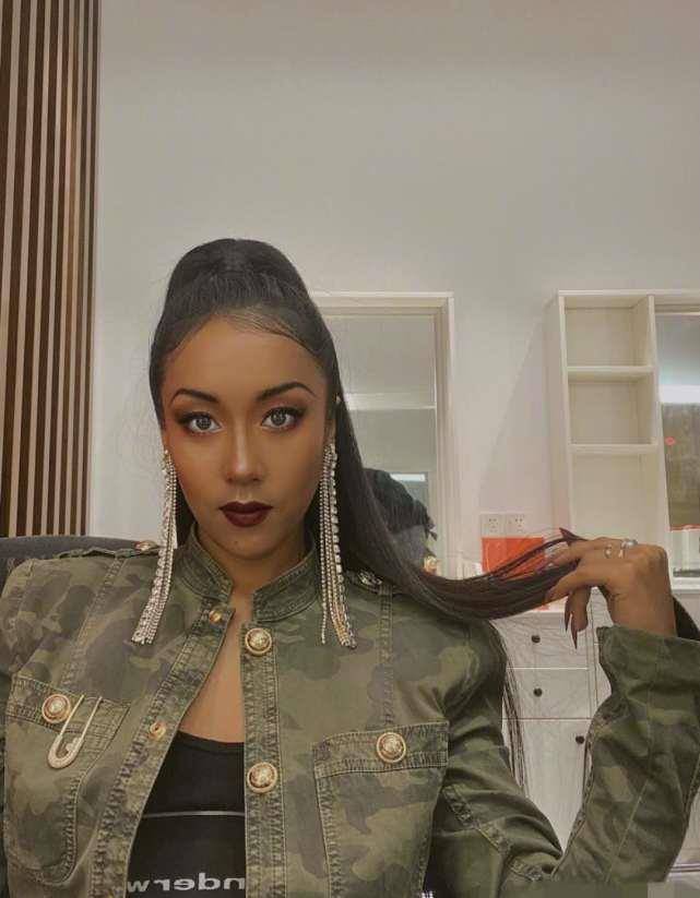 原创吉克隽逸晒照穿露脐装超短裤大秀古铜色皮肤162穿成170