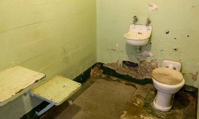 美国恶魔岛监狱四面环海1962年3名逃犯是如何成功越狱的