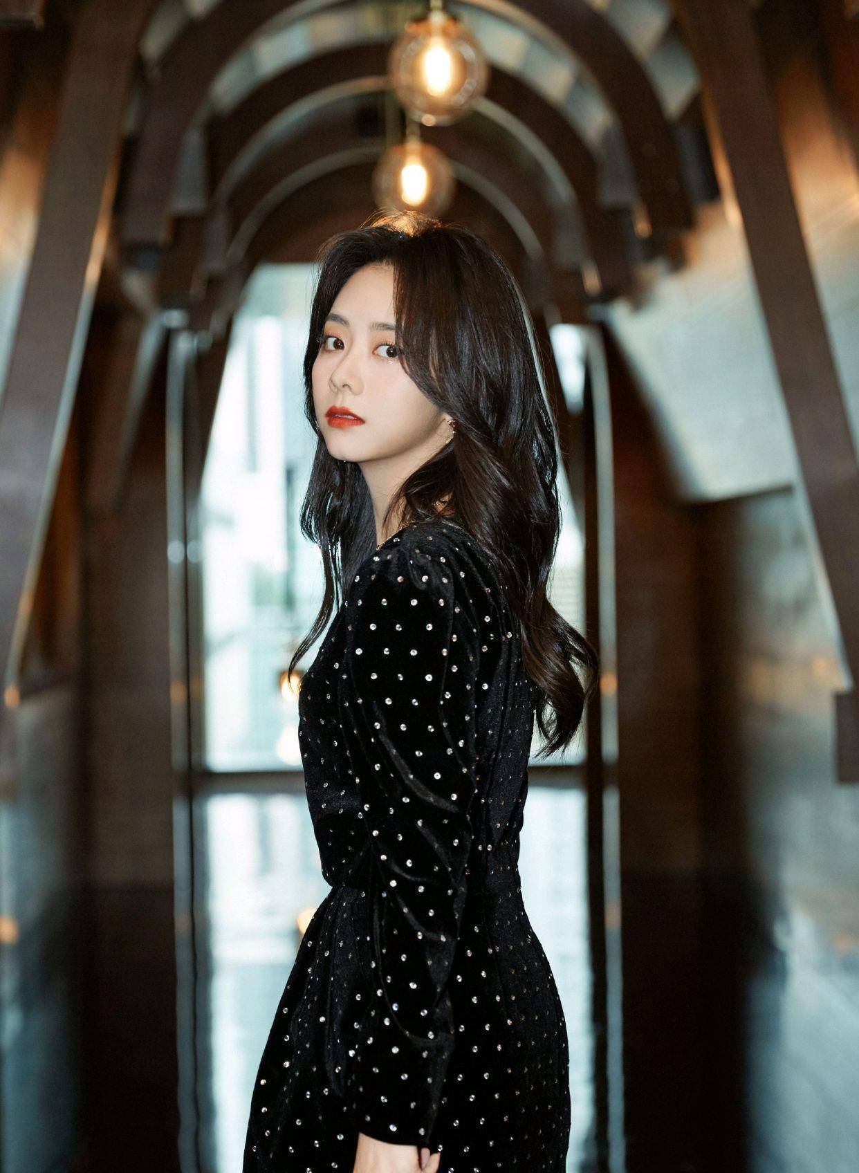 原创谭松韵母亲被撞案后首露面走出阴影美出新高度30岁依旧甜美