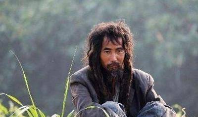 二月,慕容翰偷出宇文逸豆归的好马,携同两个儿子到路边取出弓箭,上马