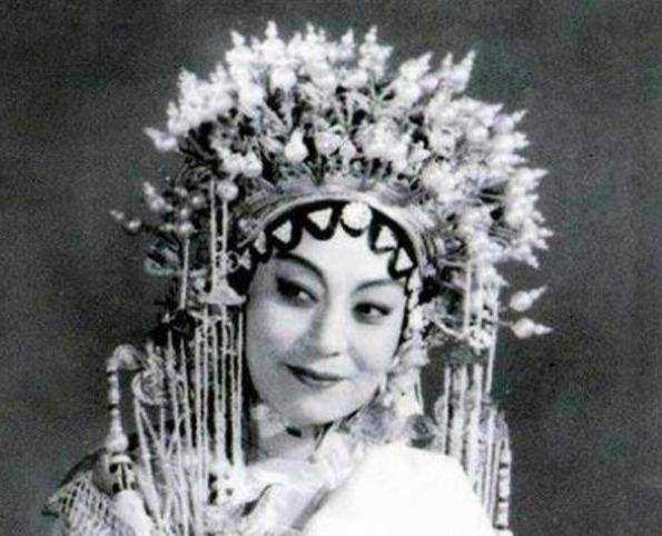 原创白玉霜为了戏班请汉奸吃饭一声枪响让她沦为阶下囚后患子宫癌