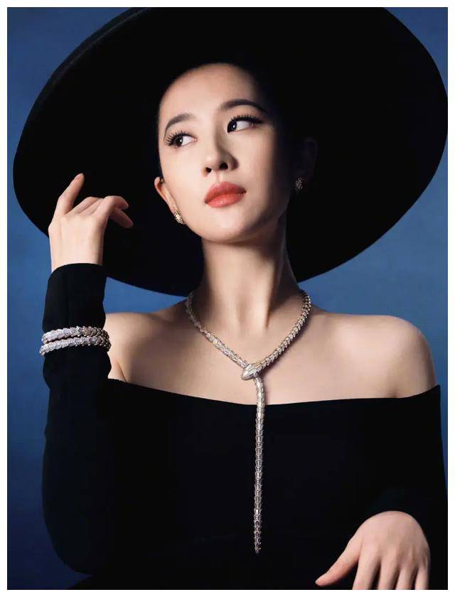 还有哦,刘亦菲换上黑色长裙时更是神秘迷人.