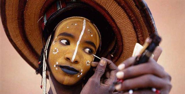 沃达贝人需要一直逐水而迁,寻草而居,以便放养畜群,保证整个部落的