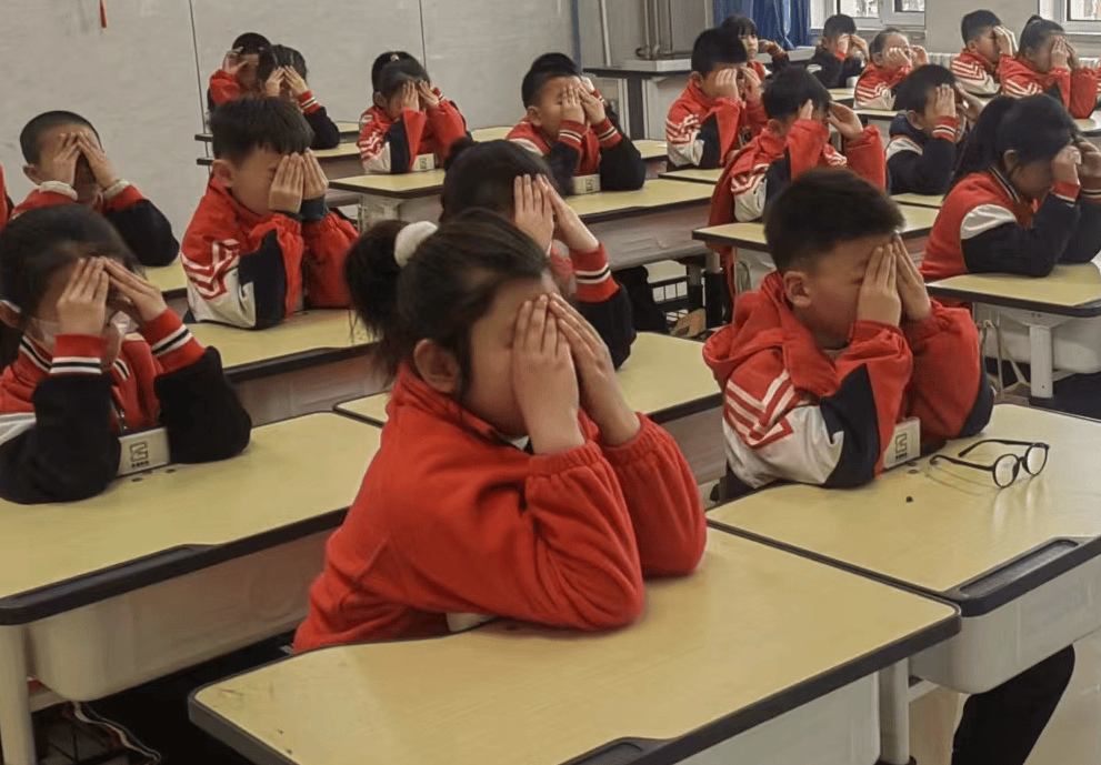 稳步,扎实推进"近视防控月"工作,将近视防控真真正正地内化于学生心中
