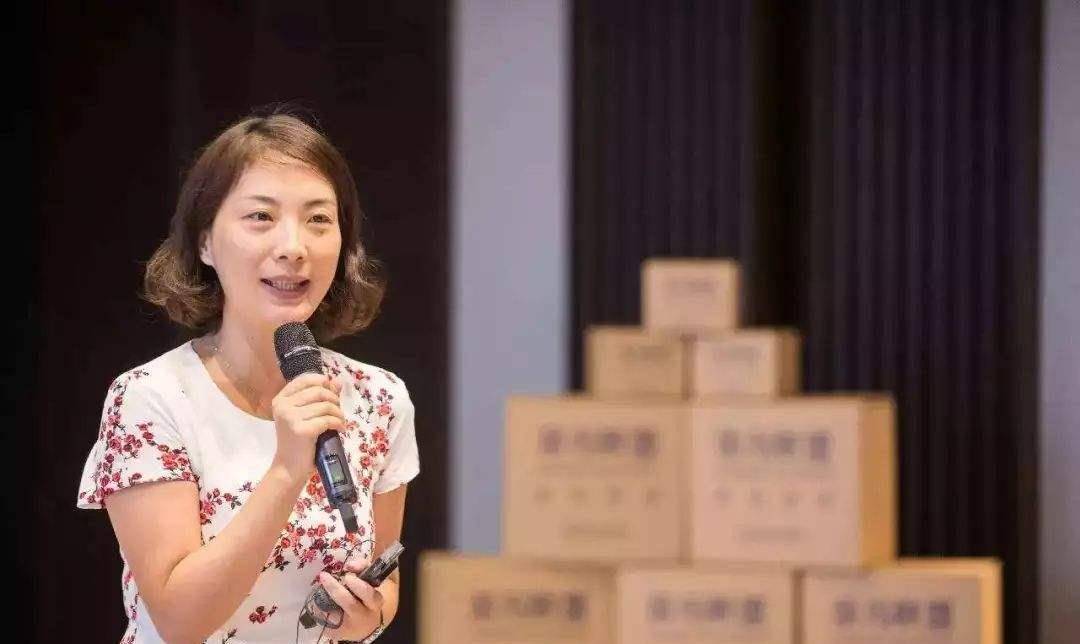 住宅里面放了几台电脑,临时拼凑的办公区域,故而就在童文红上交了简历