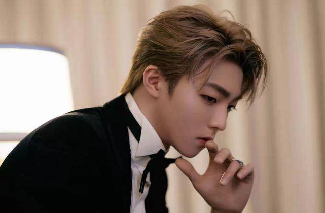 原创蔡徐坤学猫叫表情真逗陈立农晒和猫咪自拍爱猫男孩你pick哪个