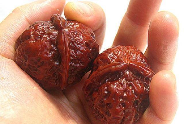 对于文玩核桃的挑选也需要一些技巧,人们在挑选核桃的时候一般先克