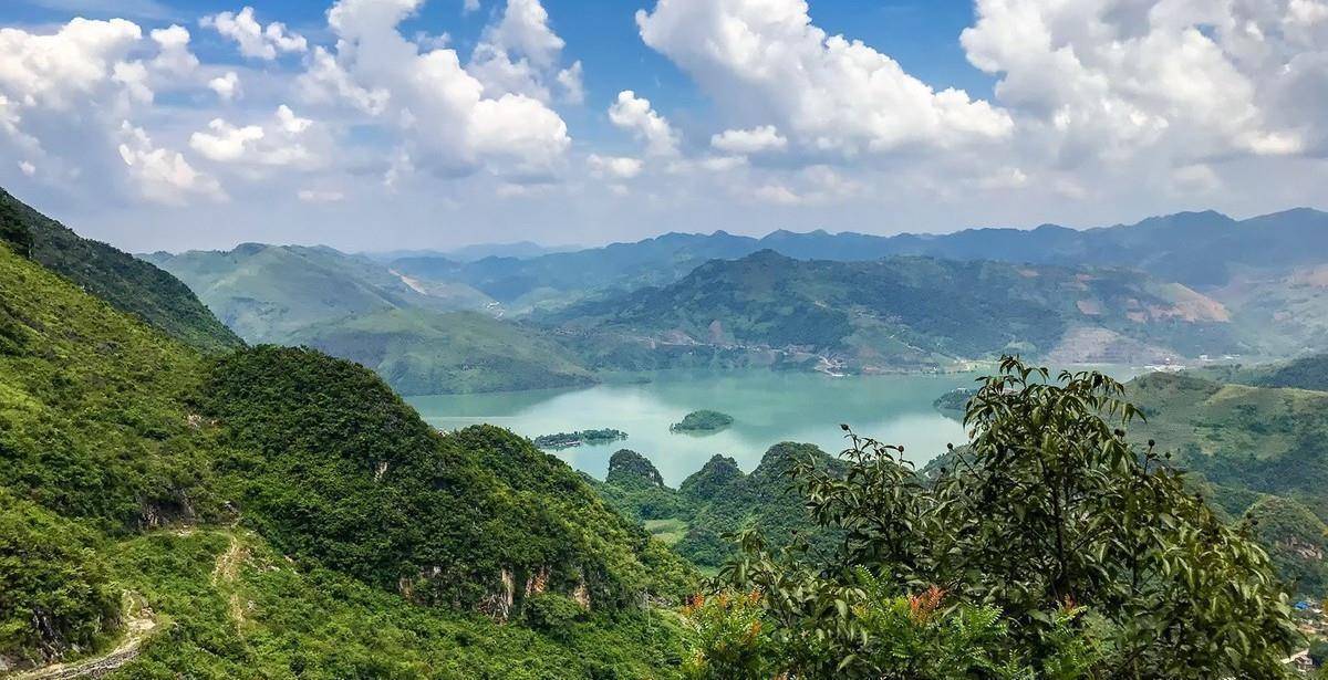 北盘江发源于乌蒙山山脉,全长449公里,北盘江穿梭在云贵高原之中,把