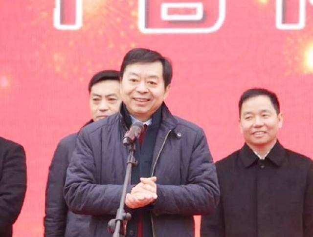 村民凑70块供他创业,赚百亿后开飞机回村,给老人发千万红包_郑大清