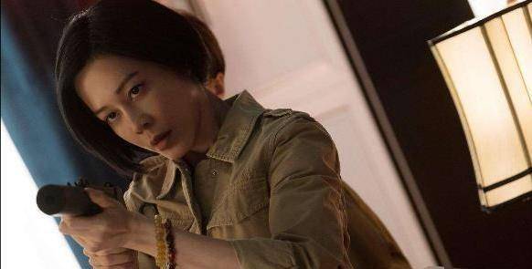 不得不说,留洋归来的孙佳君是新时代女性的典型,她向往爱情,但也不会