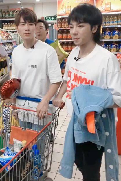 原创华晨宇带小孩买东西谁注意购物车都买了啥成年人身份太真实了