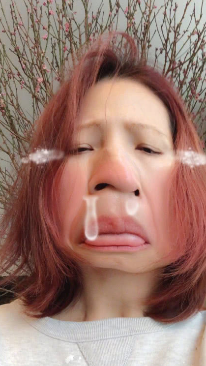 在社交网络上,蔡少芬有时会不顾自己的形象,上传一些搞怪的自拍照给