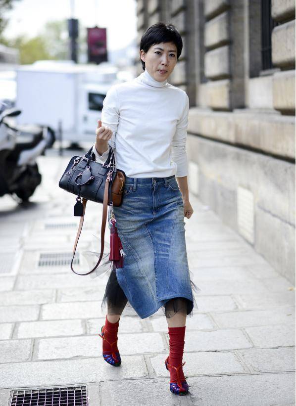 穿纱裙出门不够显眼,今年流行"牛仔裙",穿着耐磨还时髦