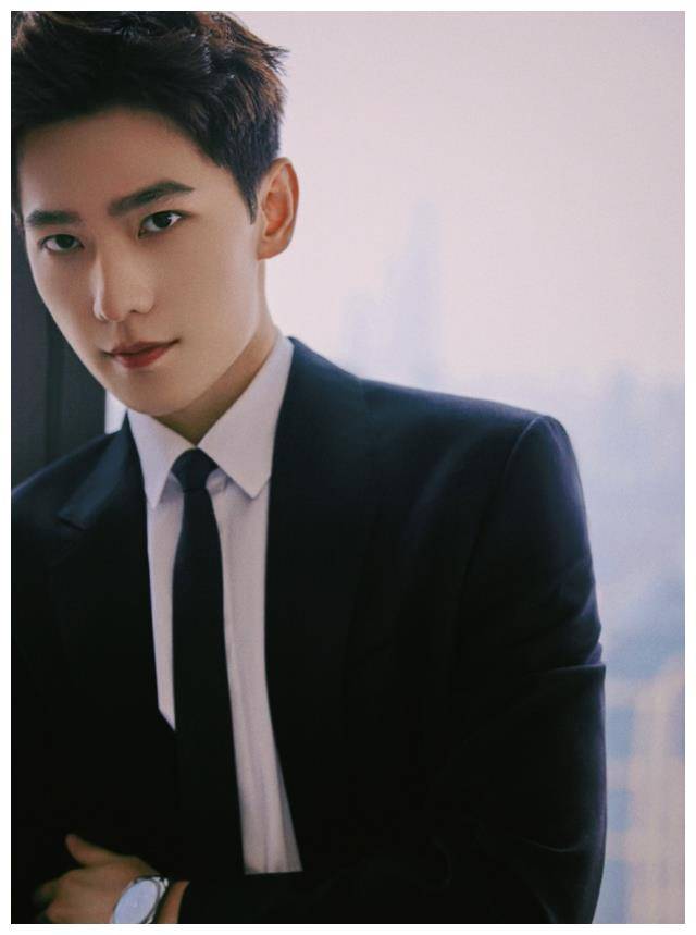 杨洋病倒入院经纪人搀扶接受治疗医生严肃叮嘱