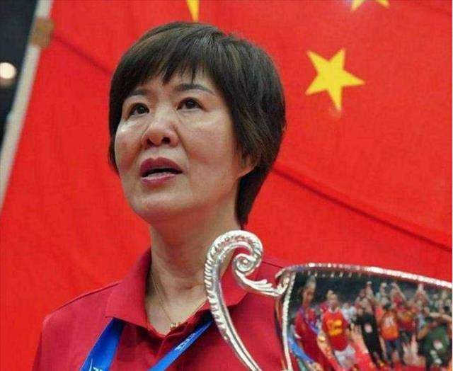 原创郎平女儿与异母弟弟聚餐父亲为照顾她15年未娶60岁2婚生子