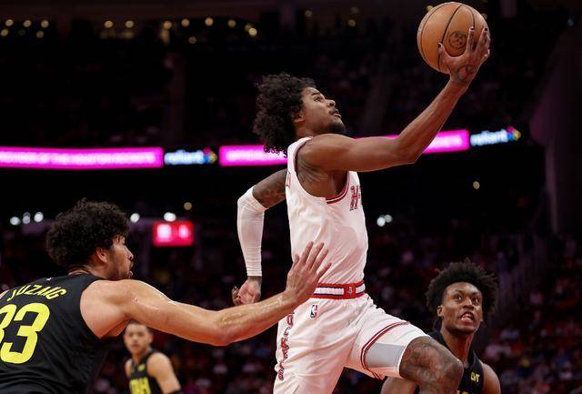 火箭队投进了27个三分球追平了球队8连胜的历史纪录