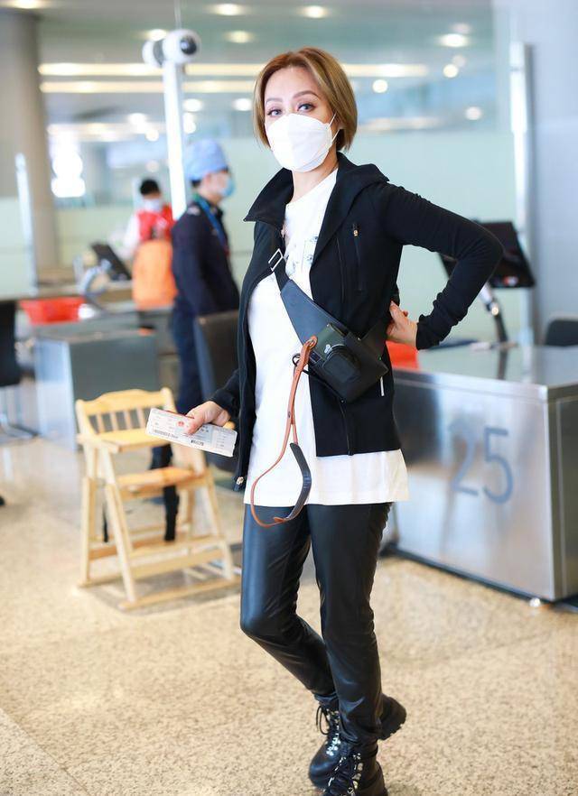 原创宁静穿衣好大胆戴美瞳还穿皮裤身材不好不敢穿出门