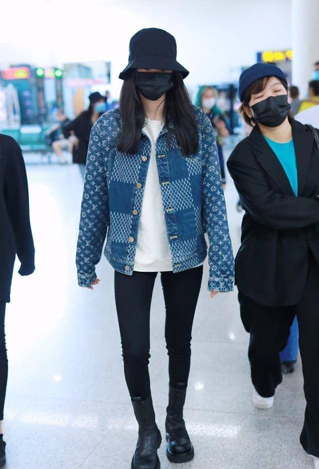 欧阳娜娜真是长大了身穿黑色西装气场还挺强看着真不像小孩了