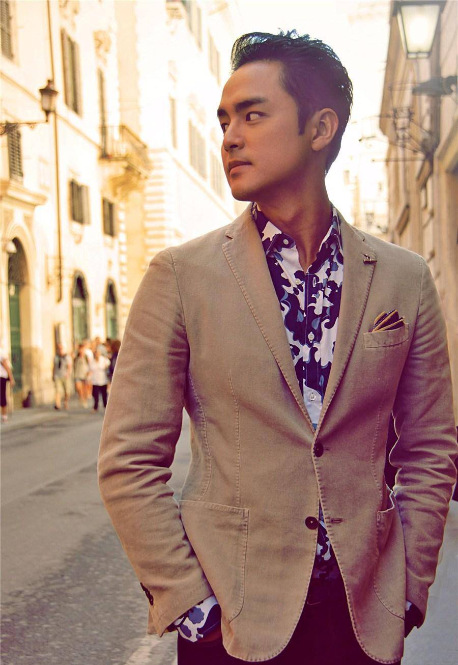 明道幼时患有肌肉无力症,不良于行,甚至没办法正常上学,正常吃饭.