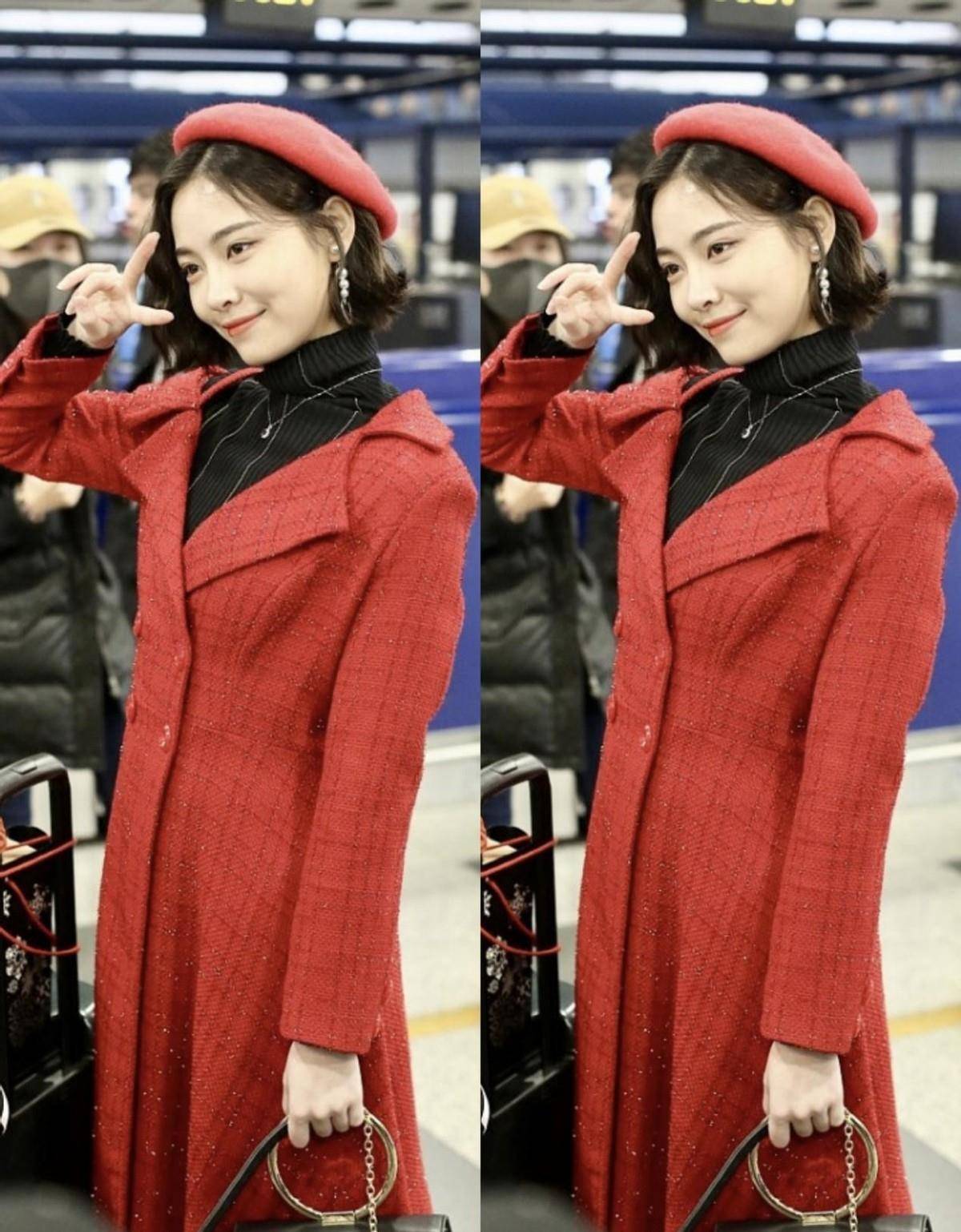 原创snh48许佳琪挺懂穿搭的红色贝雷帽配复古大衣裙好减龄啊