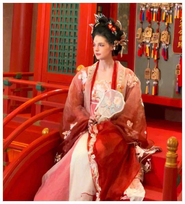 许多网友都看得目不转睛,表示lisa姐姐真的太美了,气质又优雅.