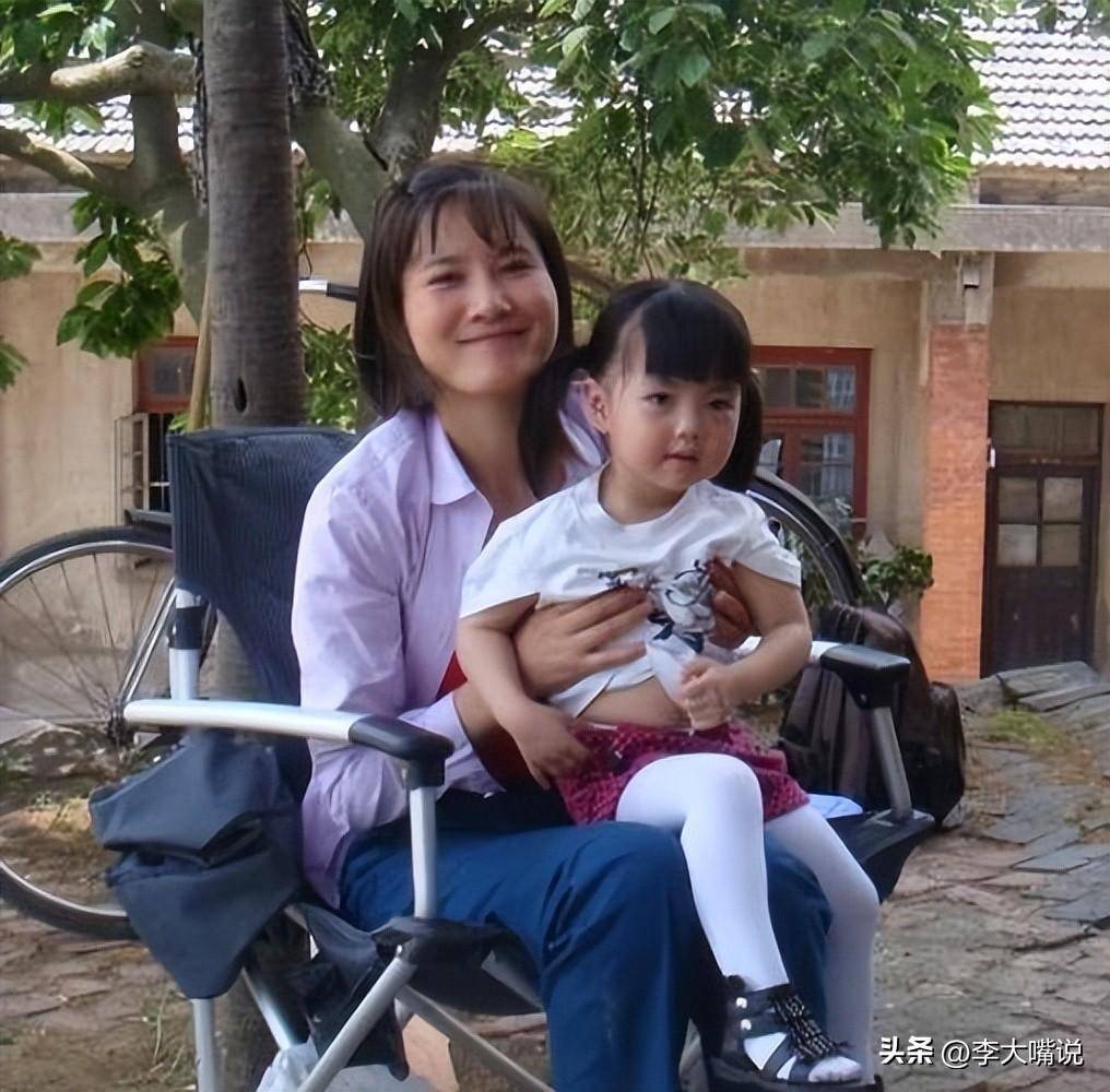 离婚后只字不提前夫侯勇,与女儿患难与共,现在45岁如冻龄少女