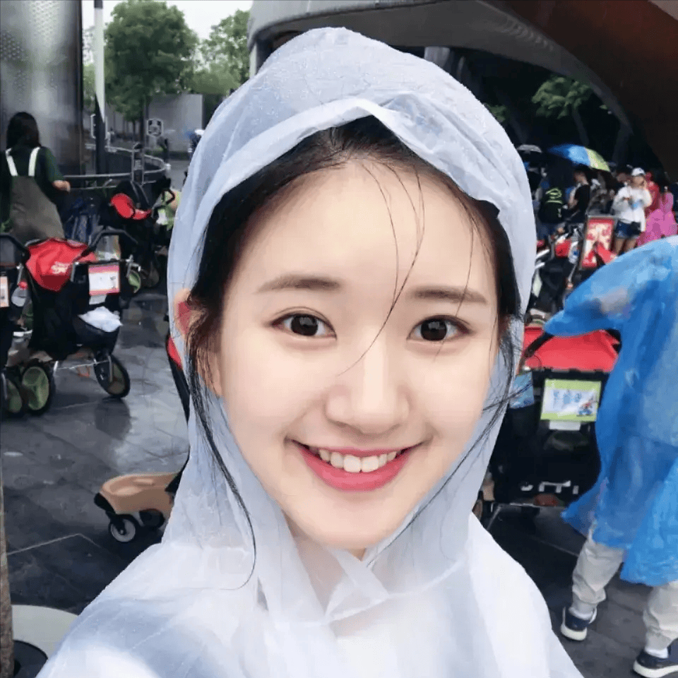 赵露思澳门活动被群嘲,挤胸不成反被勒出赘肉,短腿胯大妆容吓人