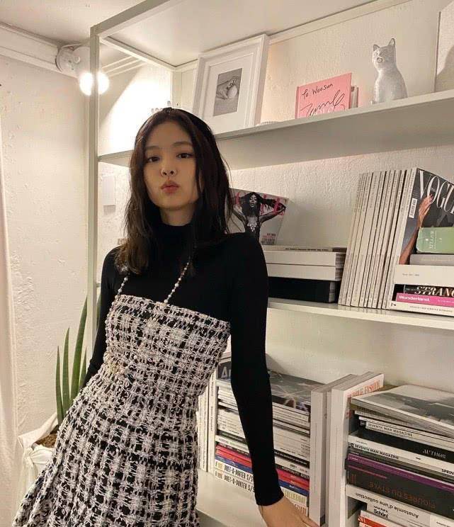 原创jennie变样了时尚品位一去不返穿搭成灾难现场直角肩都没拯救回来