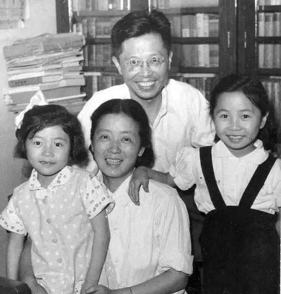 方瑞,是曹禺的第二任妻子,二人是在1940年相识,当时,因为战乱,曹禺带