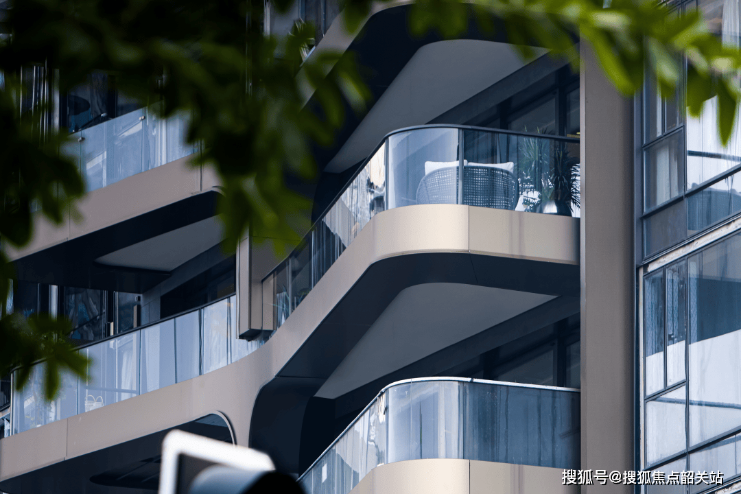 阳台处超白双层夹胶玻璃,生产成功率更是只有50%,安装难度也高,项目最