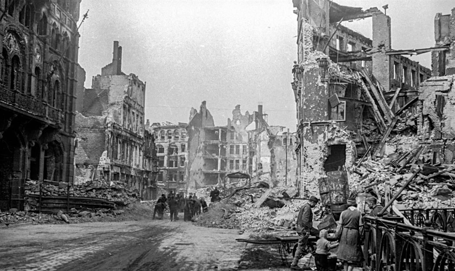 从1940年到1945年,美国,英国和苏联三国空军,都对柏林进行了疯狂轰炸